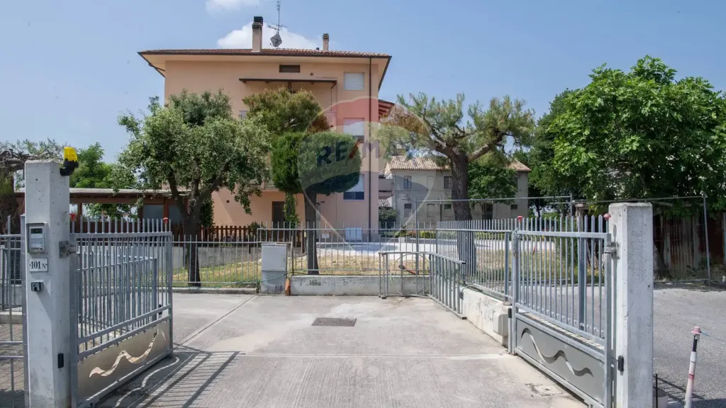 Exterior - Independent House with Private Garden in Ostra