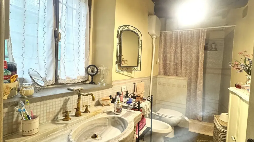 Salles de bain - Thirteenth-Century Rustico with Garden in Vaiano