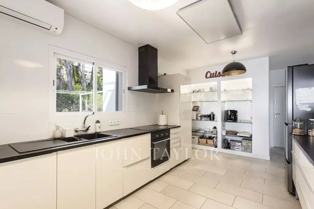Cuisine - Seafront Villa with Pool in Camp de Mar, Mallorca