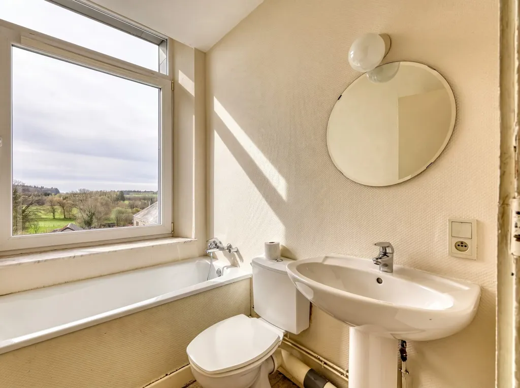 Salles de bain - Appartement Lumineux avec Ascenseur à Paliseul