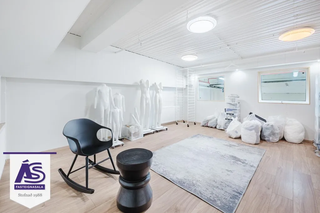 Stanze - Warehouse with Loft Space in Hafnarfjörður