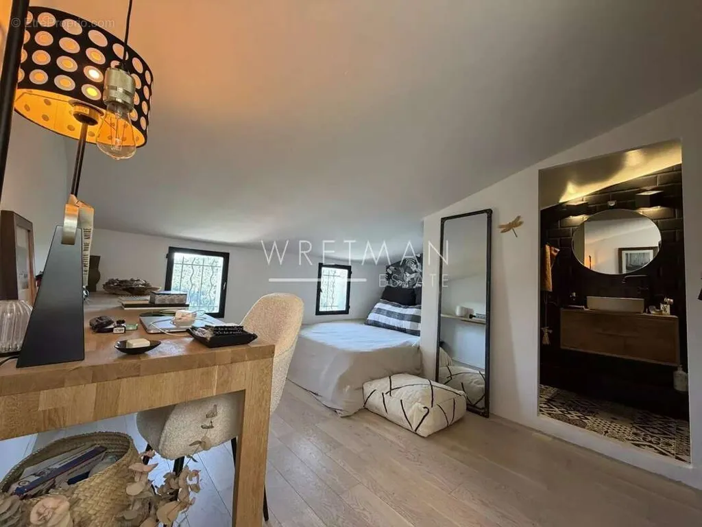 Bedrooms - 3-Bed Apartment with Garden in Claviers