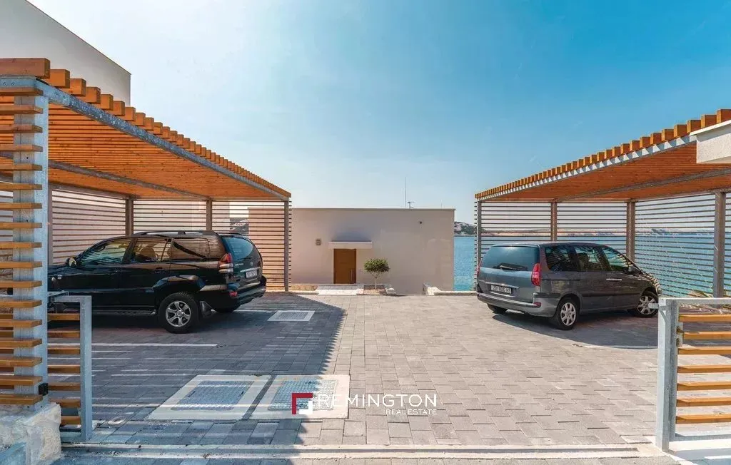 Välivaade - Waterfront Penthouse with Private Beach in Pag