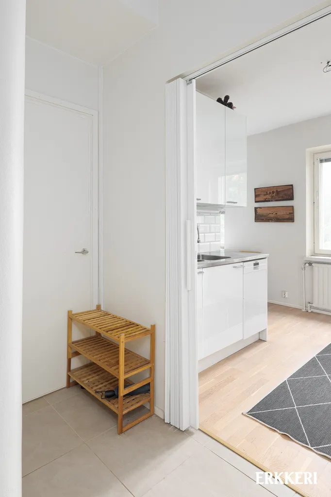 Entrée - Modernised Flat with Metro Access in Lauttasaari