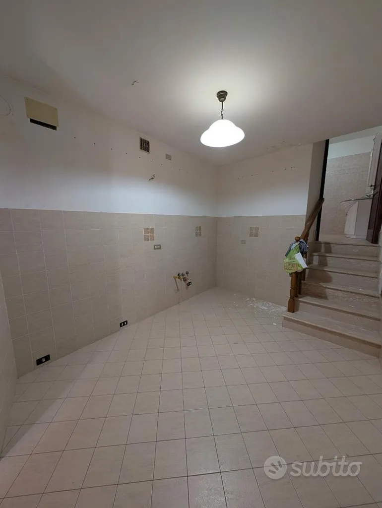Garaaž - Spacious Apartment with Two Entrances in Agnone