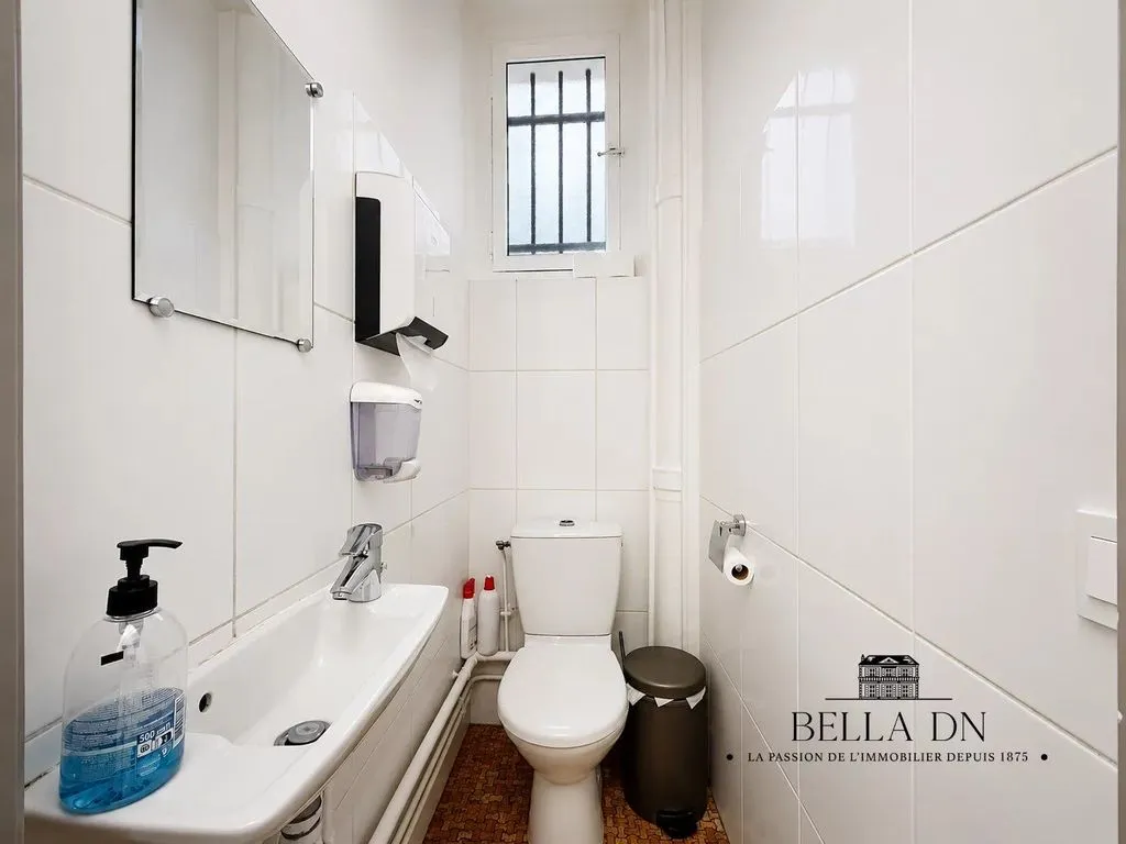 Bathrooms - Office Space in Haussmannian Building, Paris 17