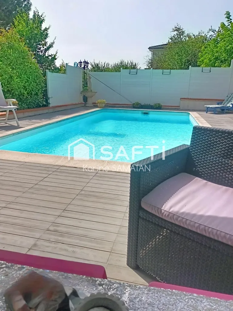 Bassein - 1970s House with Pool in Garidech