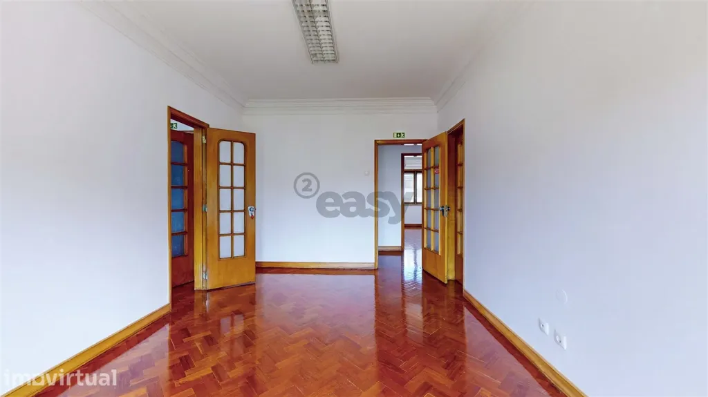 Esik - Modernised Office with Lift in Arroios, Lisbon