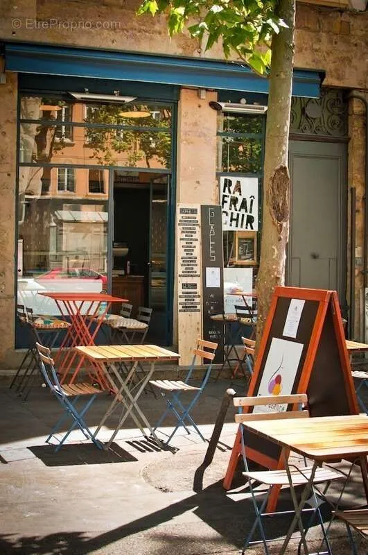 Retail Unit with Terraces in Lyon Croix-Rousse