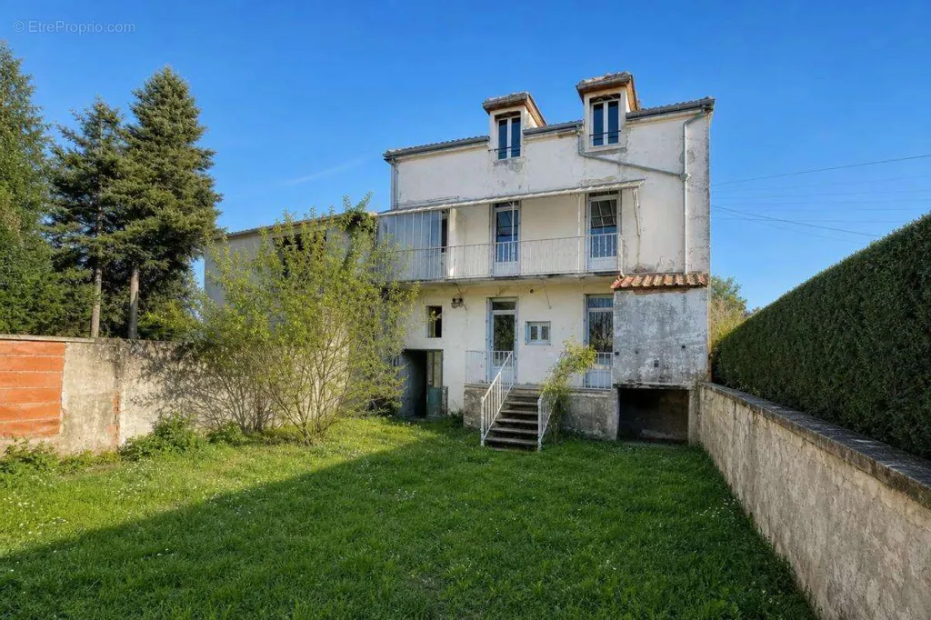 Välivaade - Family House with River View in Charlieu