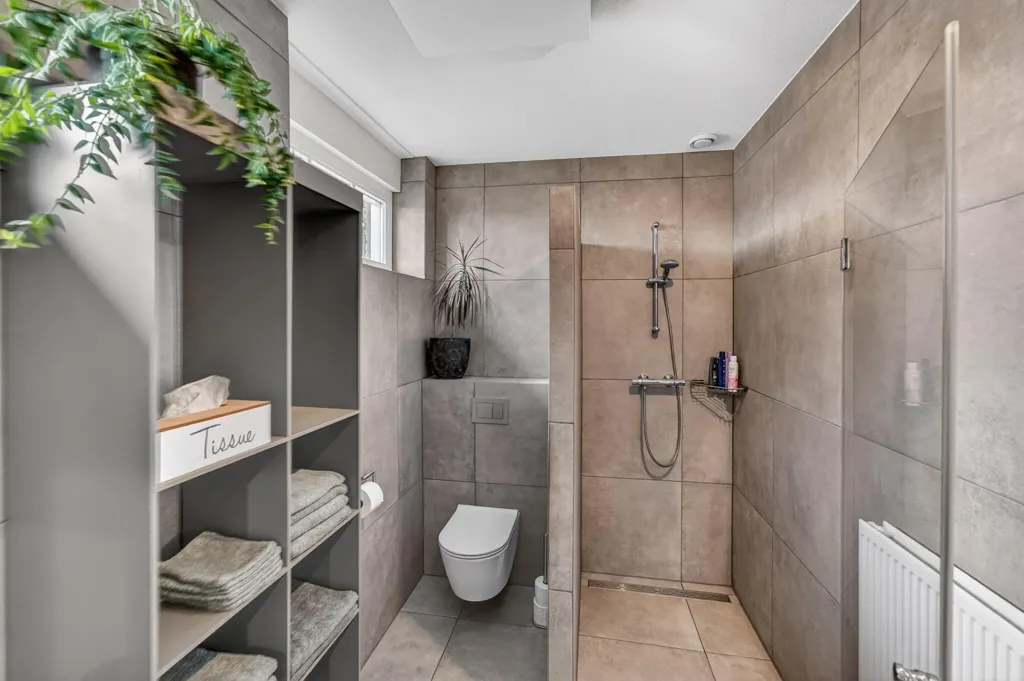 Bathrooms - Half-Freestanding House with Harbour View in Oude-Tonge