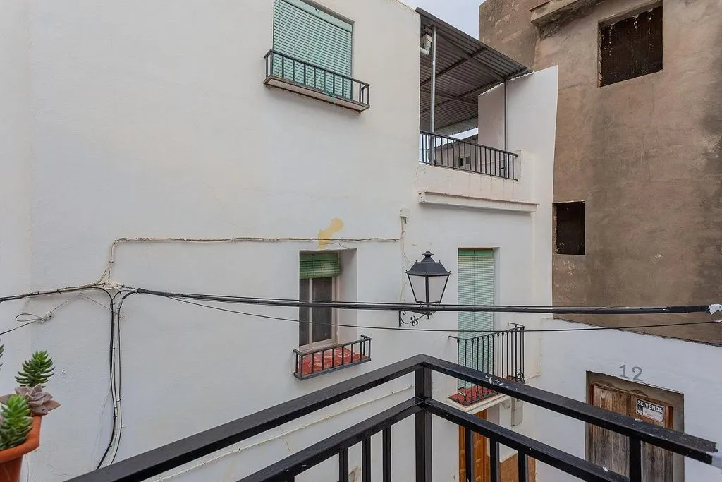 Balcon - Three-Bedroom House with Terrace in Ítrabo