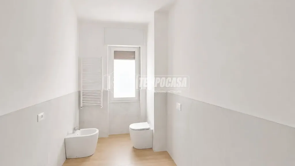 Salles de bain - Rear-Facing Apartment with Balcony in Cantù