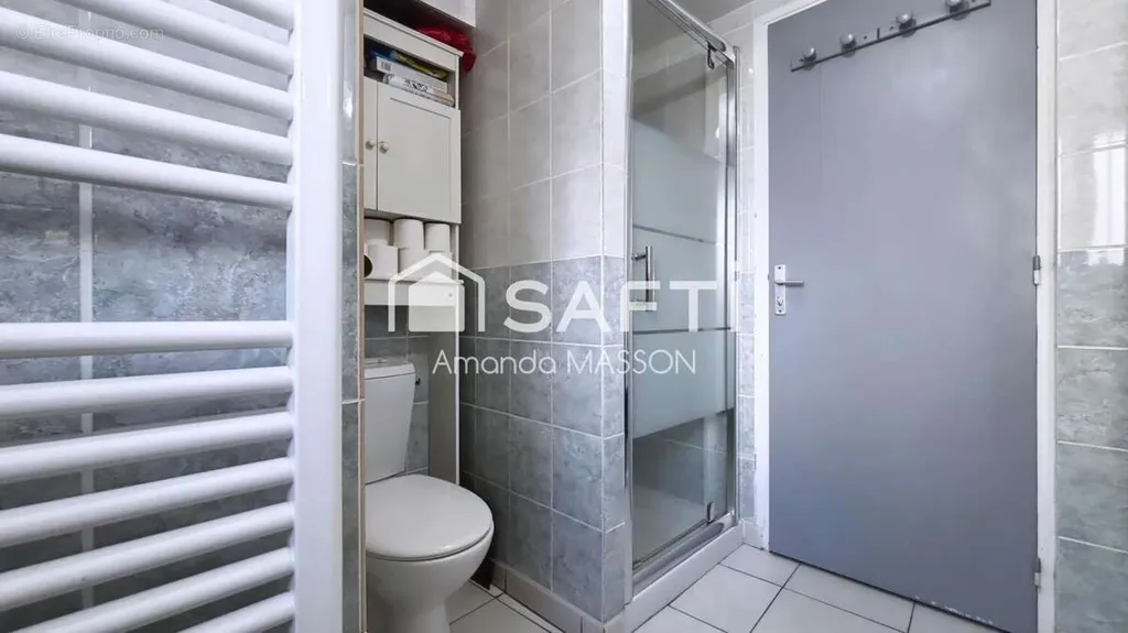 Salles de bain - Immeuble avec 3 Appartements à Saint-Rémy-sur-Avre