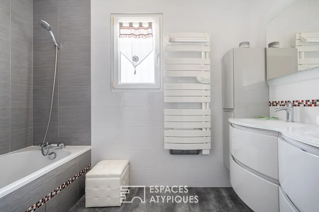 Salles de bain - Maison Familiale avec Piscine à Villette-d’Anthon