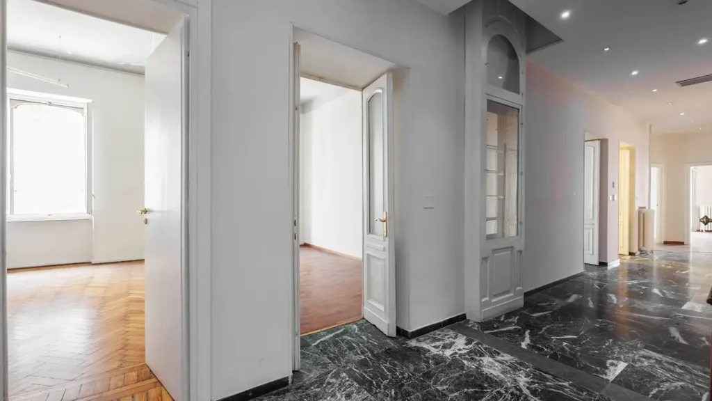 Hallway - Liberty Style Apartment with Bow Window in Turin