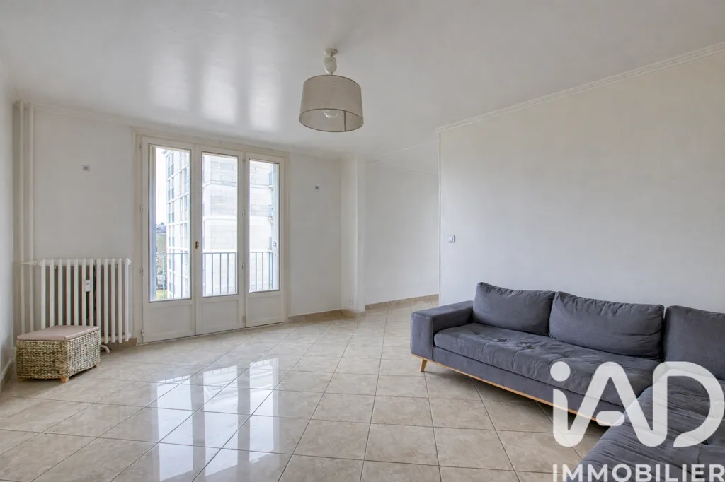 Elutuba - 5-Piece Apartment with Balcony in Compiègne