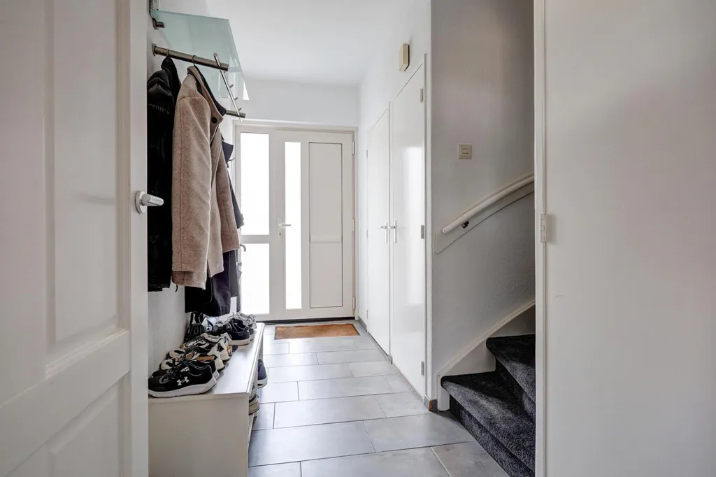 Esik - Two-Storey House with Garden in Almelo