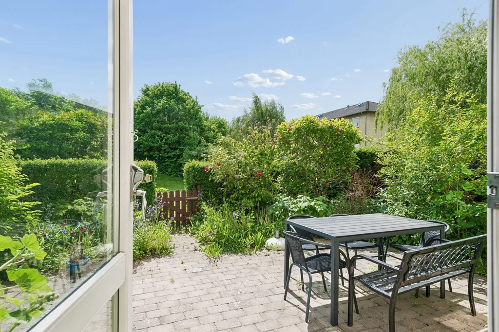 Aed - Apartment with South-Facing Garden in Taastrup