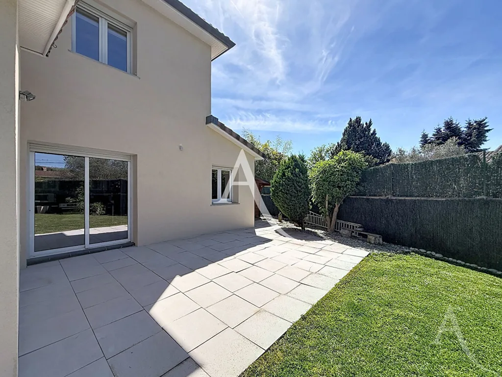 Aed - Contemporary House with Pool in Brioudes