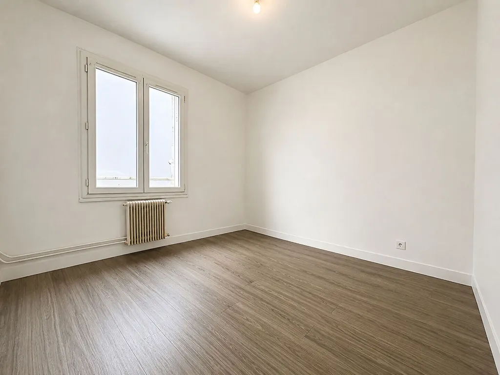 Pièces - Appartement Rénové avec Balcon à Orléans