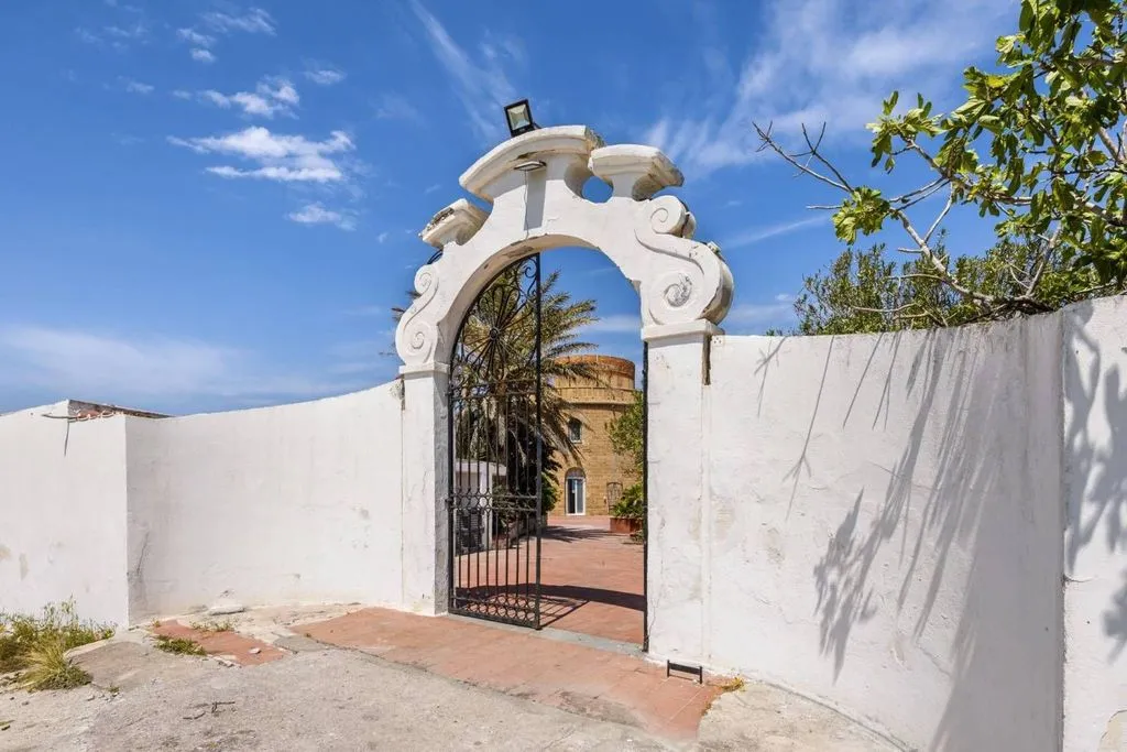 Jardin - Beachfront Villa with Historic Character in Palermo