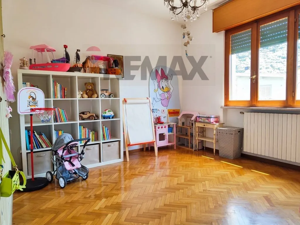 Pièces - Four-Bedroom Apartment with Lake View in Marone