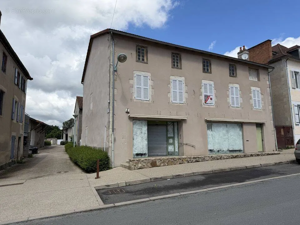 Extérieur - Ensemble Commercial et Habitation avec Grange à Randan