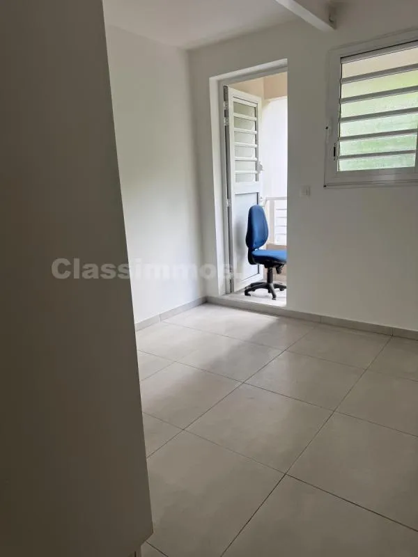 Toad - Spacious F4 Flat with Terrace in Lamentin