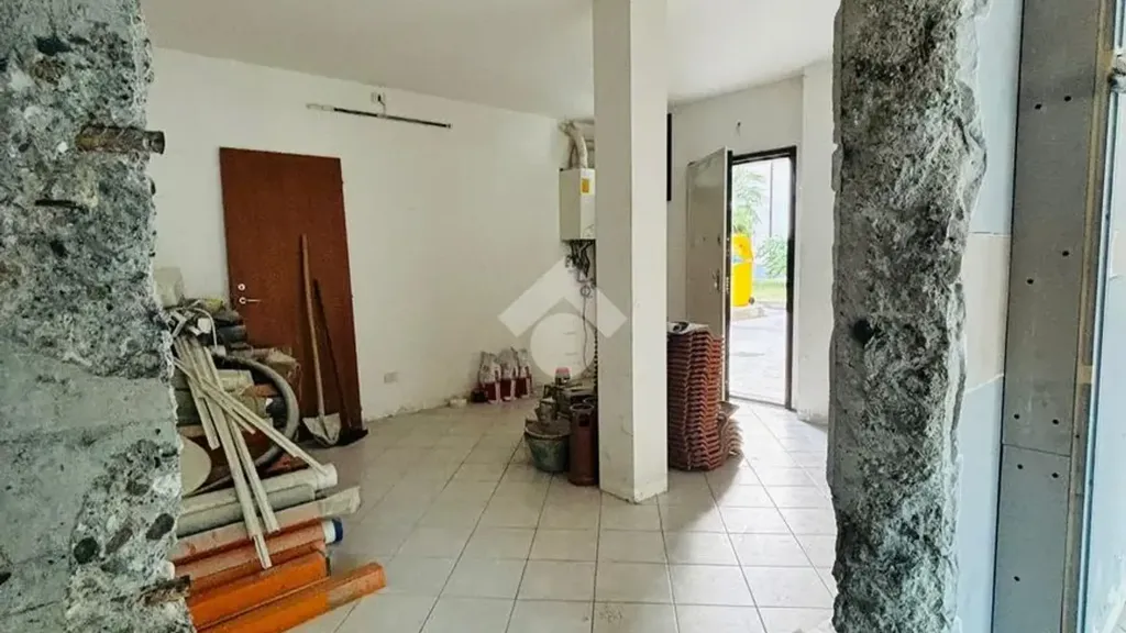 Entrée - Converted Apartment with Parking in Rho