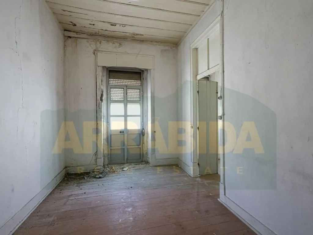 Pièces - Luxury Apartment Complex for Renovation in Sesimbra