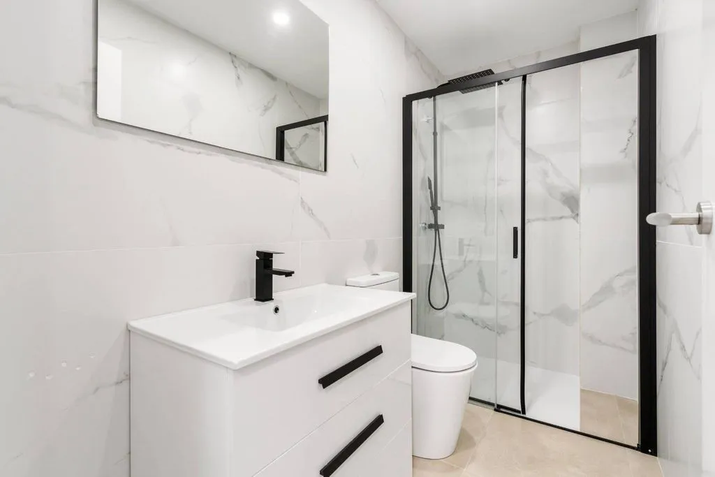 Bathrooms - Luxury Apartment with Marina Access in Empuriabrava