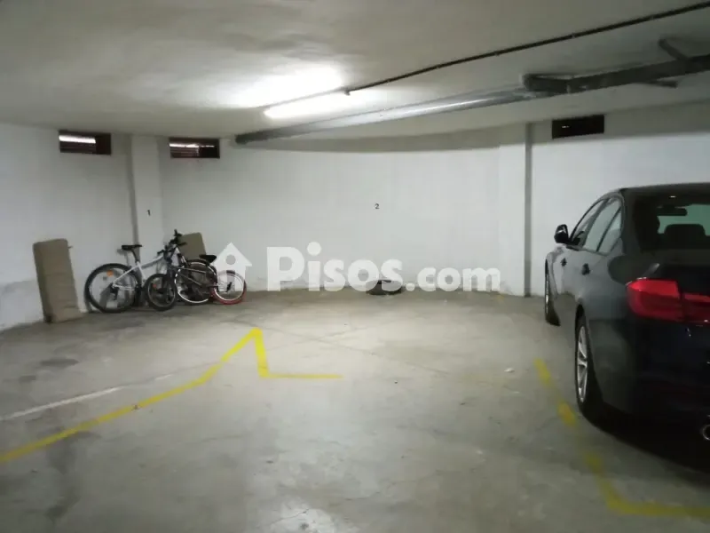 Garage - Apartment with Garage on Avenida Palencia