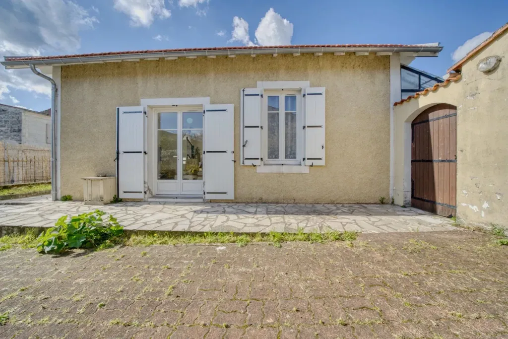 Välivaade - Renovated House with Veranda in Saintes