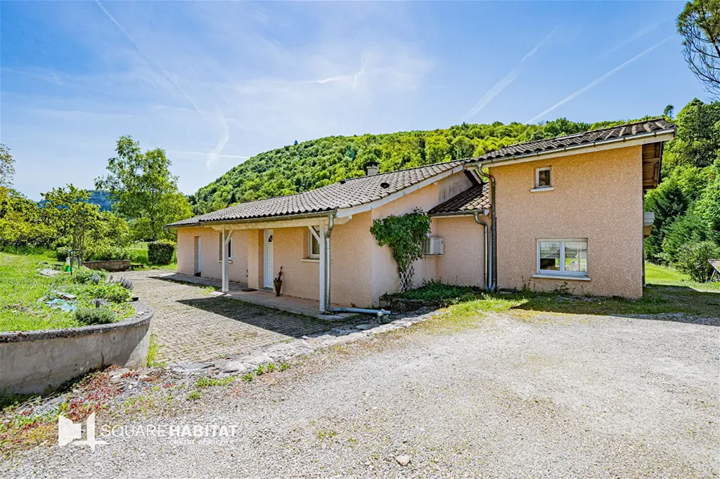 Extérieur - Maison de Plain-Pied avec Piscine à Jujurieux