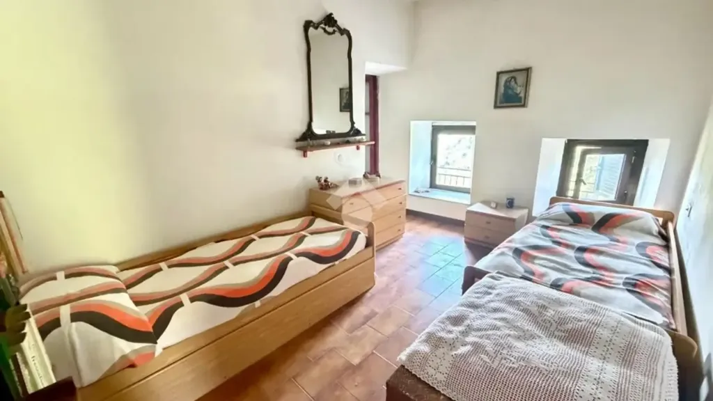 Chambres - Historic Semidetached House with Balconies in Urida