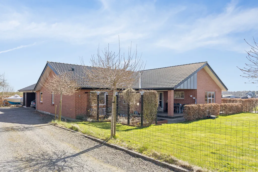 Välivaade - Two-Bedroom Villa with Carport in Bjert