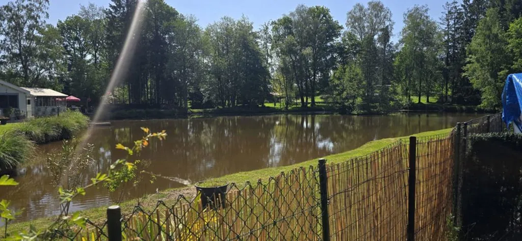 Jardin - Caravane 2 Chambres avec Vue sur l'Étang à Forges