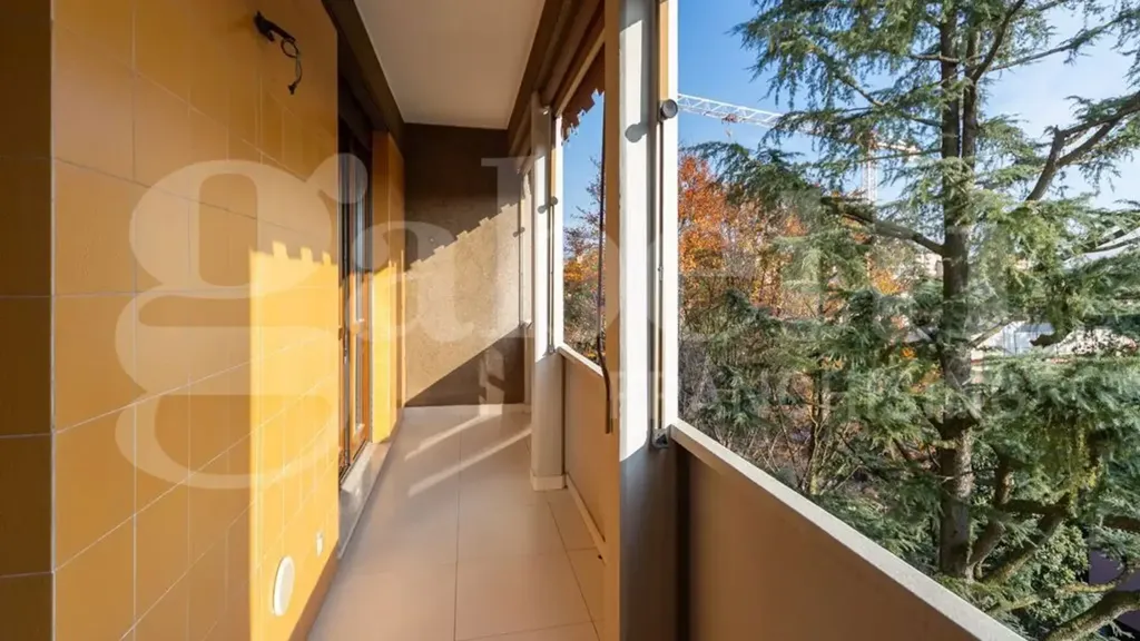 Balcon - Modernised Apartment with Balcony in Monza