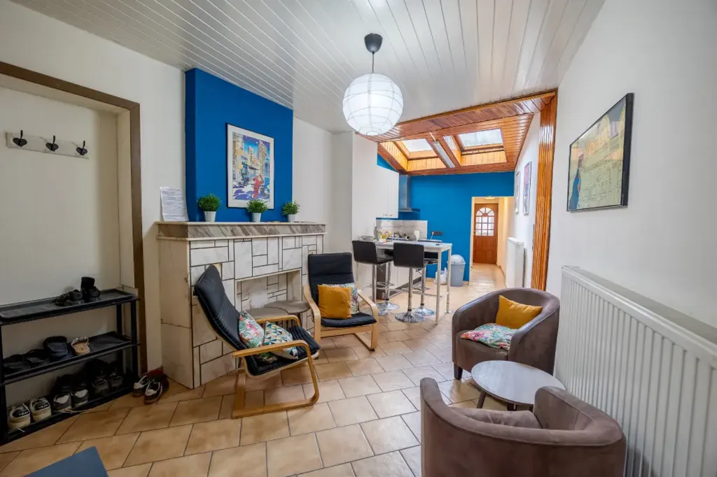 Séjour - Chambre Partagée avec Jardin dans Maison Agréable