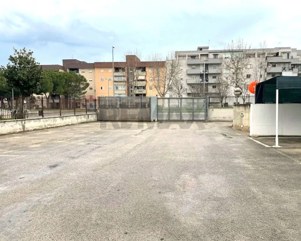 Esterno - Garage in Trani with Electric Gate