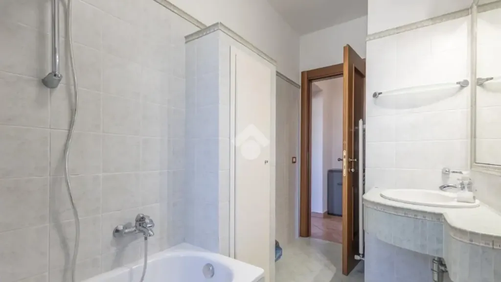 Salles de bain - Rusticated Apartment with Balcony in Torrette, Ancona