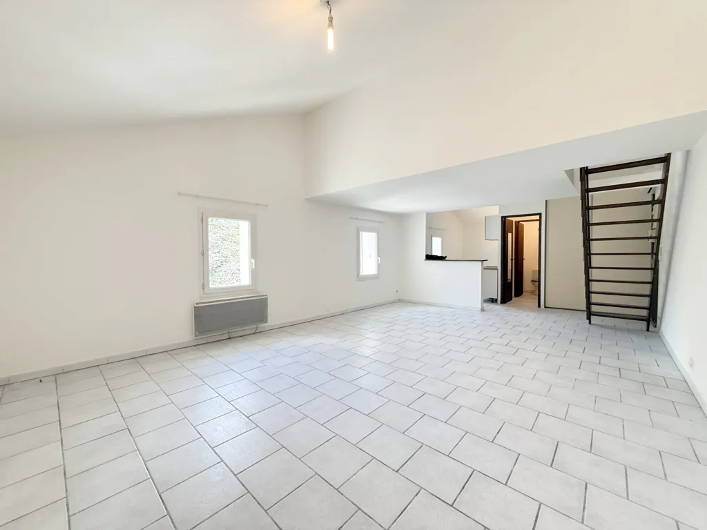 Toad - Duplex Flat with Parking in Central Location