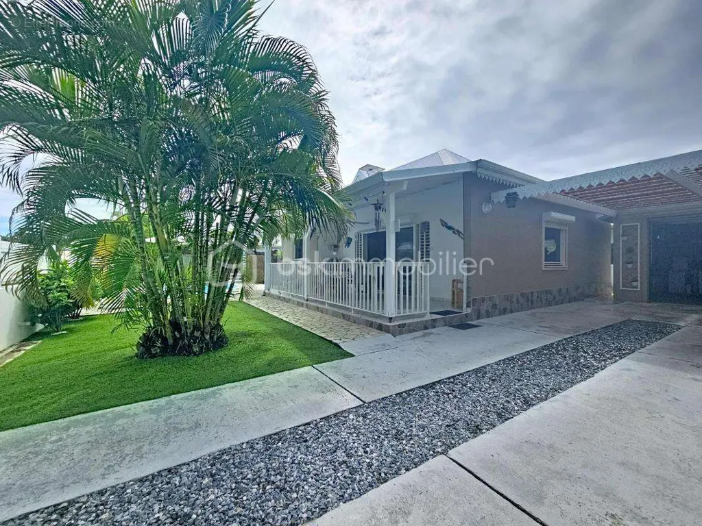 Extérieur - Villa avec Piscine et Garage dans Secteur Recherché