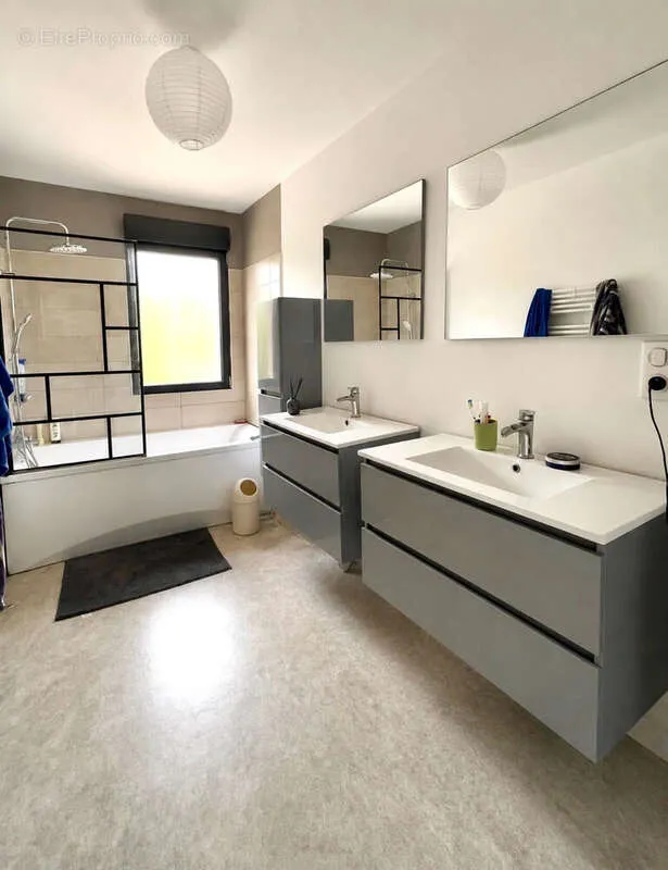 Salles de bain - Maison Contemporaine avec Jardin à Nailly