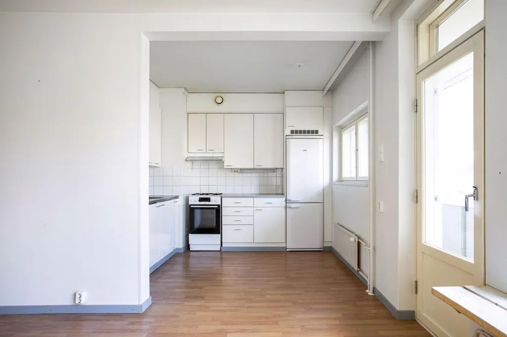 Kitchen - Compact Triplex with Balcony in Roihuvuori, Helsinki