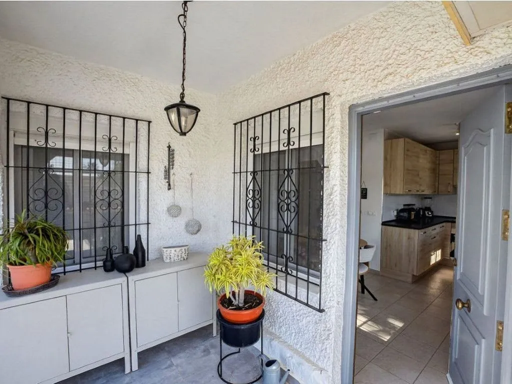 Esik - Chalet with Pool on Avenida Las Alondras
