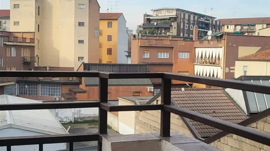 Balcon - 3-Bedroom Apartment with Balcony in Milan