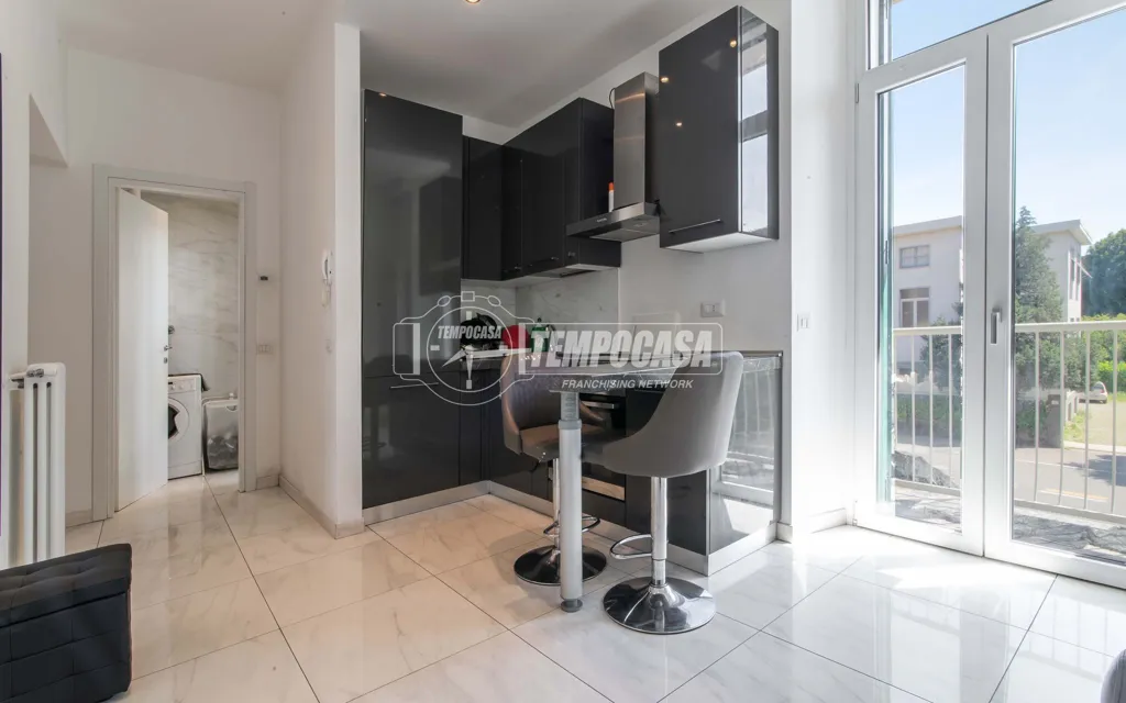 Köök - Rented Two-Bedroom Apartment with Balcony in Como