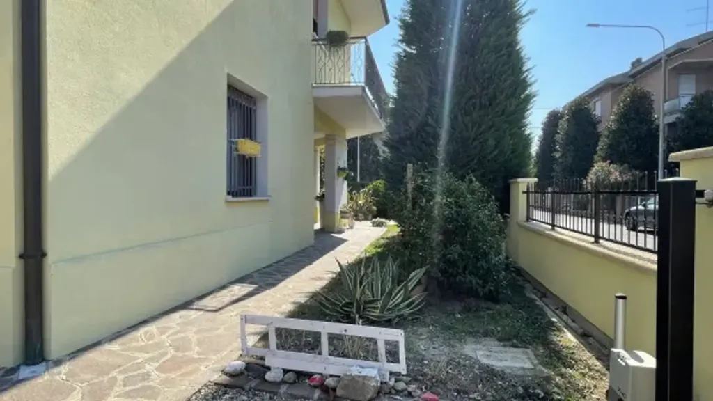 Välivaade - Rear-Access Villa with Garden in Soliera
